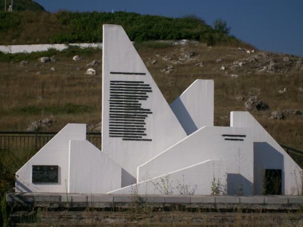 Памятник защитникам форта.