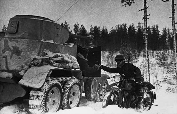 Мотоциклист передает боевое донесение экипажу бронеавтомобиля БА-10. Карельский перешеек, 1939 год. 