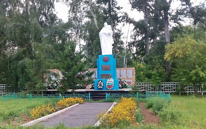 с. Глубокое Завьяловского р-на. Монумент Славы с именами погибших в Великой Отечественной войне.