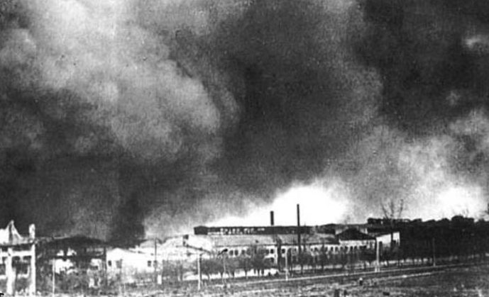 Пылающий завод Большевик. 23 июня 1941 г.
