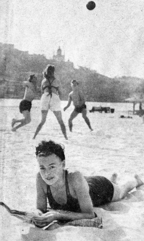 Фольксдойче на днепровском пляже. 1942 г.