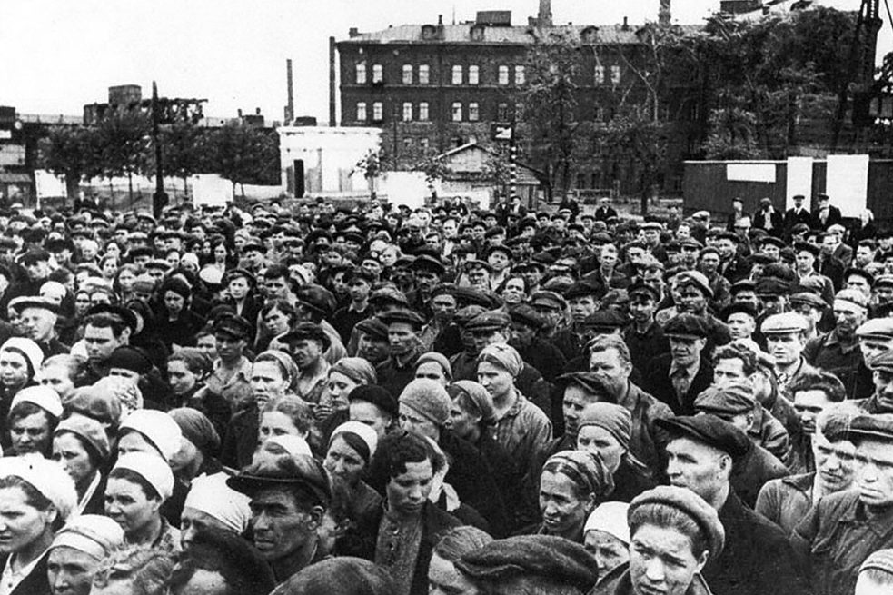 Рабочие завода «Серп и Молот» слушают заявление советского правительства о начале войны.. 22 июня 1941 г.