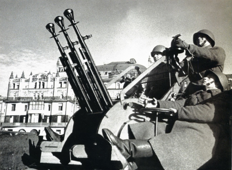 Зенитная установка (12,7-мм пулемета ДШК) на площади Свердлова у гостиницы «Метрополь». Осень, 1941 г.