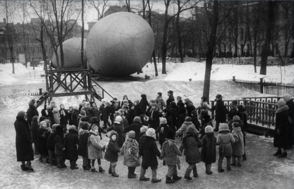 Дети играют в сквере у Петровских ворот. Зима, 1942 г.