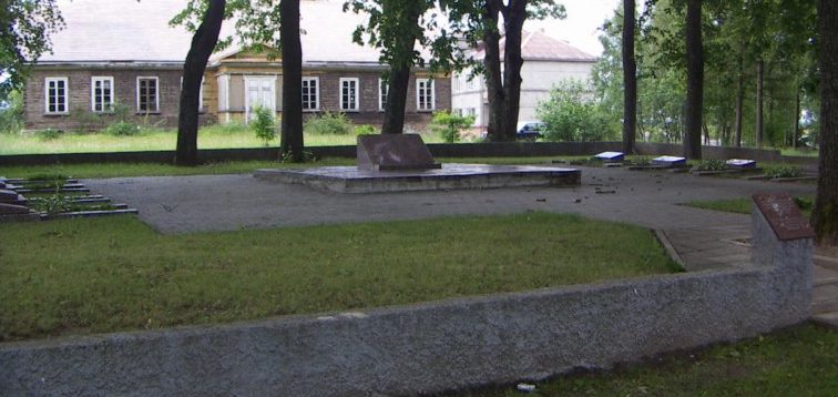 г. Варняй Тельшяйского р-на. Воинское захоронение в городском парке, где похоронен 71 воин, погибший в октябре 1944 года.