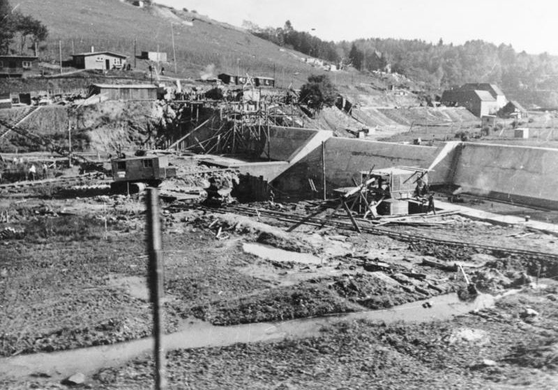 Строительство противотанковых препятствий в долине. Октябрь, 1938 г.