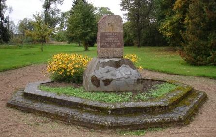 г. Пилтене. Памятник по улице Лиела, установленный на братской могиле, в которой похоронено 11 воинов, в т.ч. 4 неизвестных. 