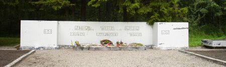 г. Елгава. Памятник и мемориальная стена по улице Авиацияс, установлены на воинском кладбище, где похоронено 12 тысяч воинов, погибших в нацистском плену в 1941-1944 годах в елгавском филиале Шталага 350. 