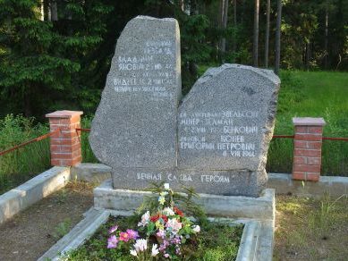 п. Турки, край Ливану. Памятник на братской могиле, в которой похоронено 8 советских воинов, в т.ч. 4 неизвестных, погибших во время войны. 