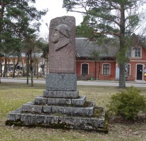 г. Айнажи, край Салацгривас. Памятник, установлен в 1948 году на воинской могиле по улице Крышьяня Валдемара, в которой похоронено 15 советских воинов, в т.ч. 2 неизвестных, погибших в годы войны. 