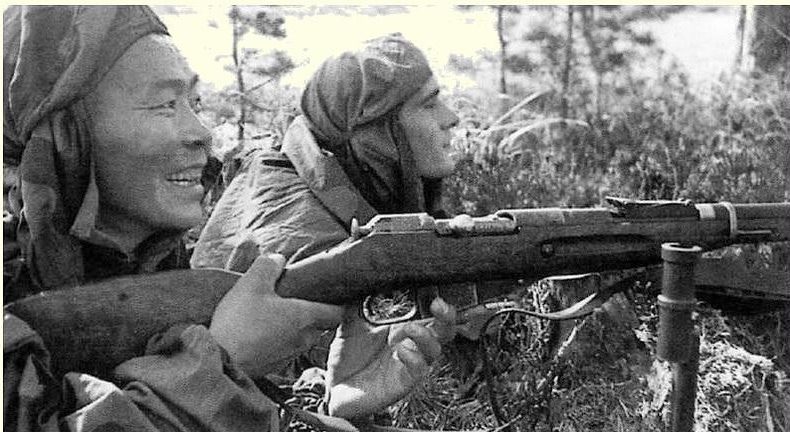 Снайперы С. Номоконов (слева) и Б. Канатов. Старая Русса, 1942 г.