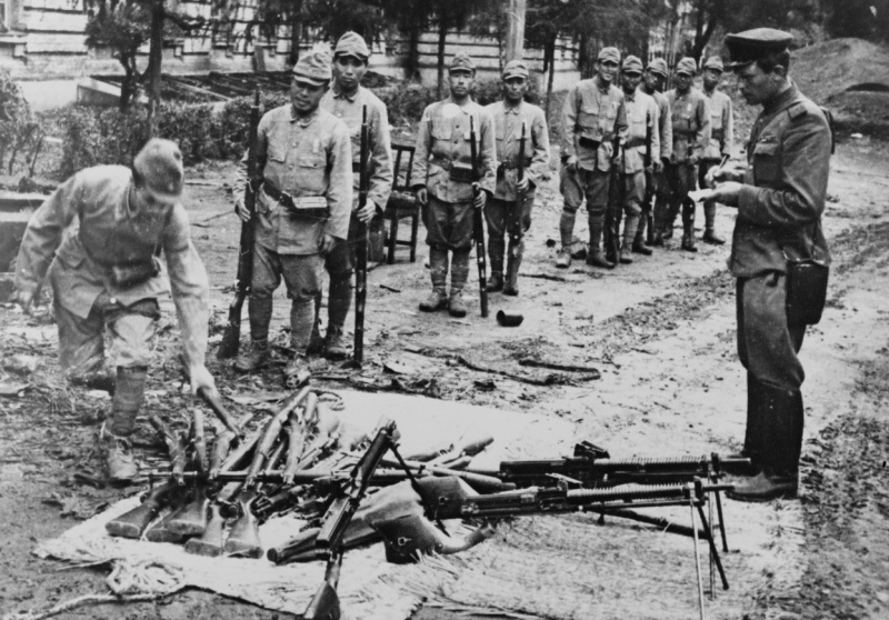Японские солдаты сдают оружие советскому офицеру. 1945 г.
