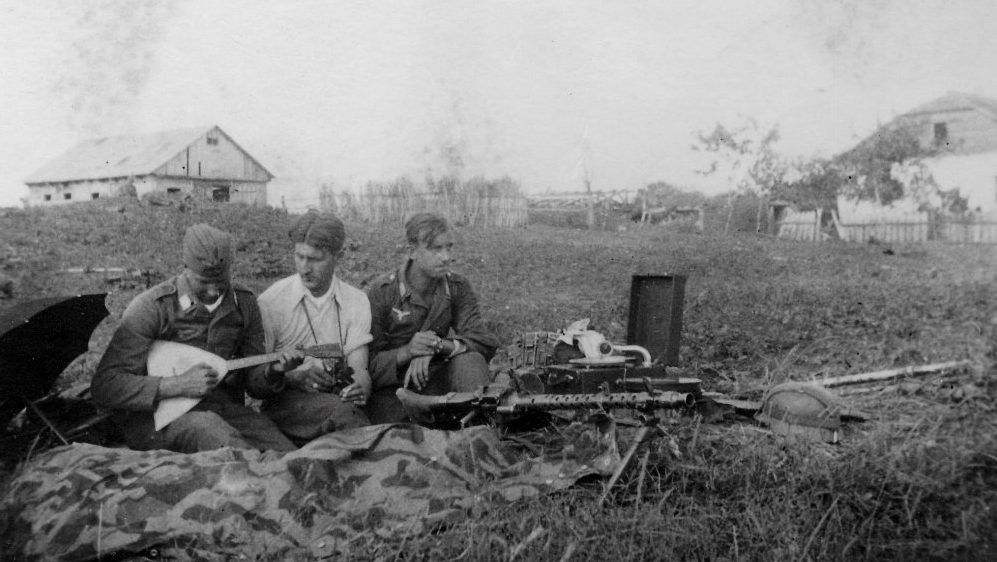Солдаты дивизии «Герман Геринг» у пулемета MG-34 на отдыхе.