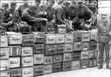 Немецкие саперы у вынесенной с музея Ленина взрывчатки и комплекта радиоуправляемого устройства. Спустя несколько месяцев такие же мины извлекут в Харькове. Сентябрь 1941 г.