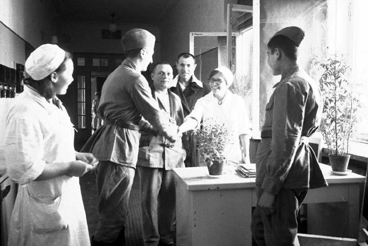 Выписка бойцов из московского госпиталя. 1942 г.