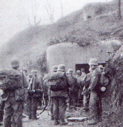 Немецкие солдаты у захваченного ДОТа.