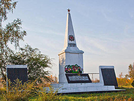 с. Паутово Петропавловского р-на. Памятник 395 погибшим землякам в годы Великой Отечественной войны.