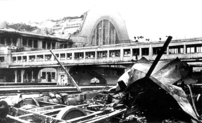 Железнодорожный вокзал. Частично вокзал был разрушен немецкими авианалетами и окончательно - отступавшими красноармейцами. 1941 г.