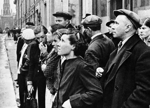 Москвичи слушают сообщение о нападении Германии. 22 июня 1941 г.