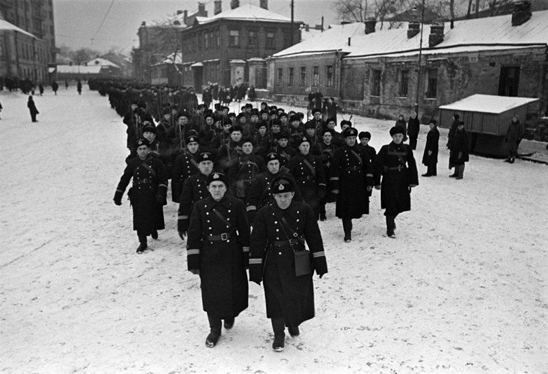 Военные моряки на улице Льва Толстого. Ноябрь, 1941 г.