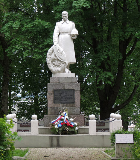 г. Тельшяй. Памятник на братской могиле воинов, погибших в годы войны.