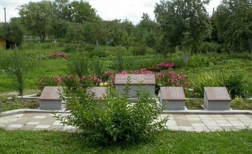 г. Йонишкис. Братская могила на лютеранское кладбище по улице Жагарес, где в 1992 году были перезахоронены останки 46 советских воинов, погибших в 1944 году.