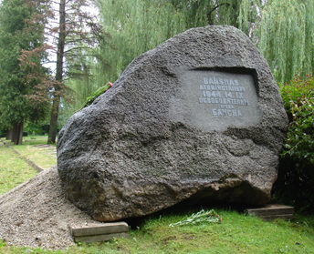 Памятный камень на воинском кладбище.