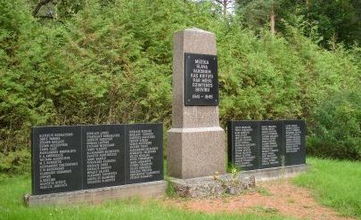 п. Попе, волость Попес, край Вентспилс. Памятник на юго-восточной окраине посёлка, установленный на воинском кладбище, где похоронено 96 воинов, в т.ч. 5 неизвестных, погибших в годы войны. 
