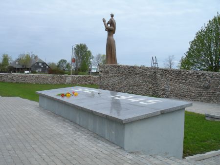 Памятник погибшим в войну и не вернувшимся из моря.