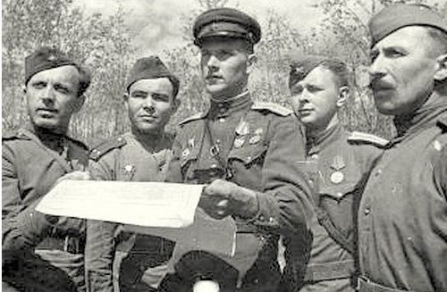 Старший лейтенант М. Ивасик (в центре) с офицерами. 1943 г.