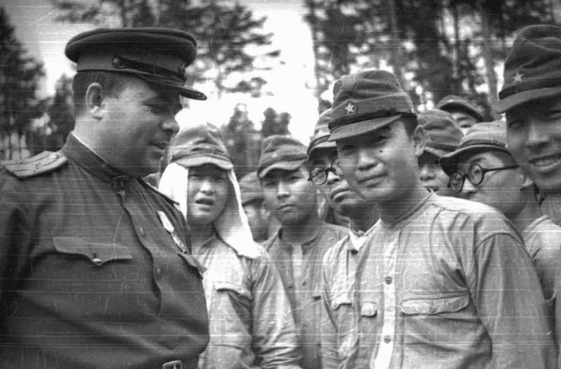 Полковник РККА с капитулировавшими солдатами 88-й японской дивизии в районе Котона. Август, 1945 г.