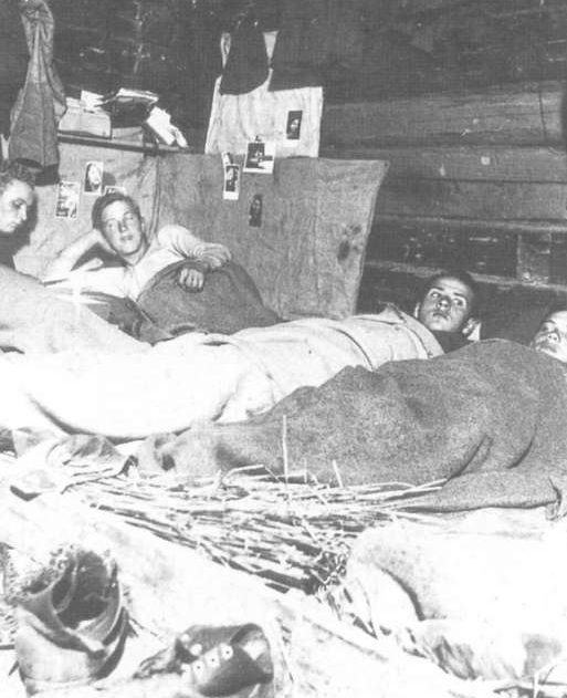 Немецкие солдаты в крестьянской избе. Централь¬ный фронт, 1943 г.