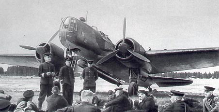 Летчики-балтийцы у бомбардировщика ДБ-3.