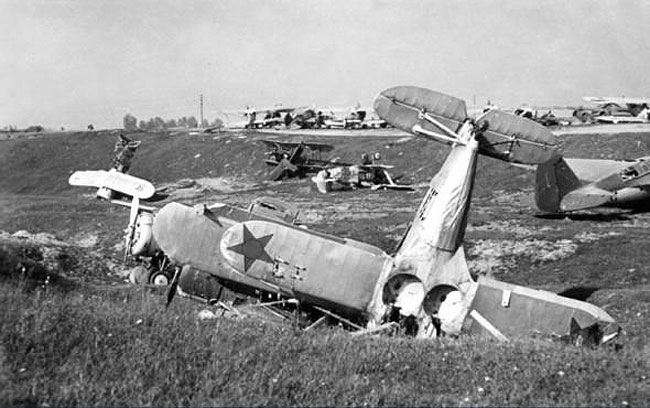 Разбомбленный военный аэродром. 28 июня 1941 г.