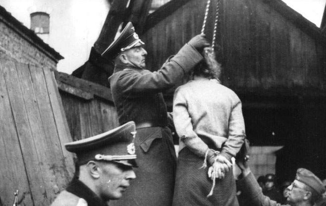 Первые публичные казни в городе. 26 октября 1941 года.
