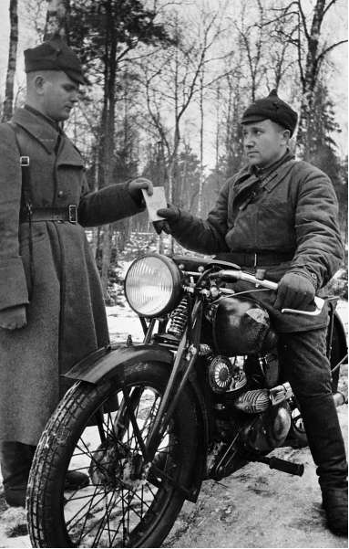 Передача донесения мотоциклистом. Карельский перешеек.1940 г.
