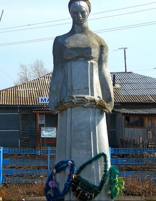 с. Шадрино Калманский р-на. Памятник воинам-односельчанам, погибшим в годы Великой Отечественной войны. 