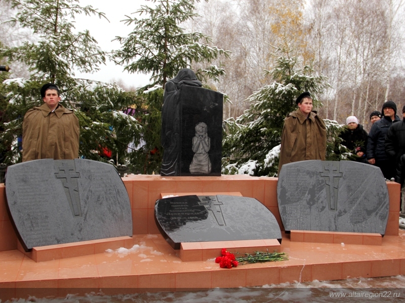 с. Боровлянка Троицкого р-на. Памятник детям блокадного Ленинграда, установленный в 2012 г.