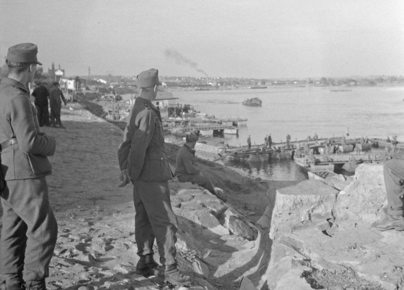 Набережная Днепра перед Трухановым островом. 1942 г.