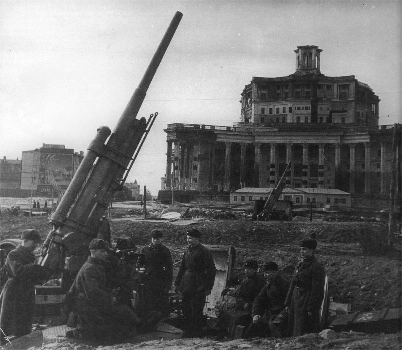 Батарея 76,2-мм зенитных пушек 3-К перед театром Красной Армии. Октябрь, 1941 г.
