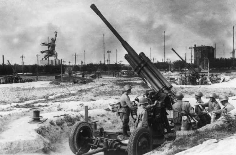 Батарея 85-мм зенитных орудий 52-К на площади Всесоюзной сельскохозяйственной выставки. Зима, 1943 г.