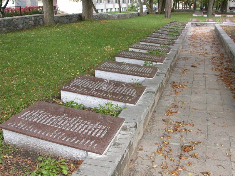Мемориальные плиты на могилах.