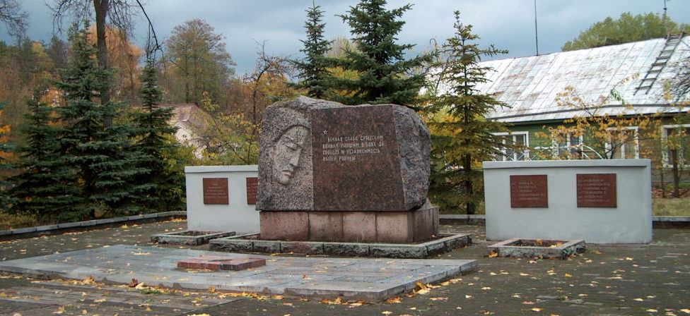 г. Григишкес Вильнюсского р-на. Памятник на воинском кладбище по улице Пашто, где похоронены 65 воинов, в т.ч. 26 неизвестных, 394-го стрелкового полка 184-й стрелковой дивизии, погибших в июле 1944 года. 