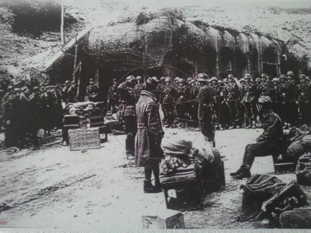 Немецкие солдаты в захваченном форте.