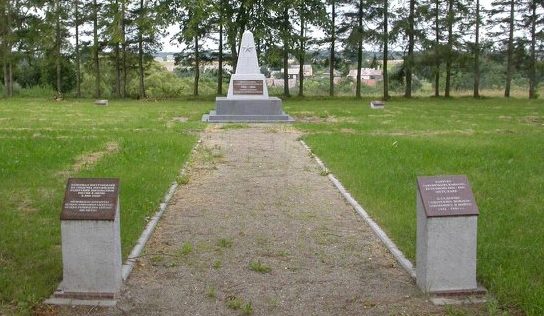 п. Тришкяй Тельшяйского р-на. Воинское захоронение, где похоронено 128 воинов, погибших в октябре 1944 года в боях на подступах к железнодорожной станции.