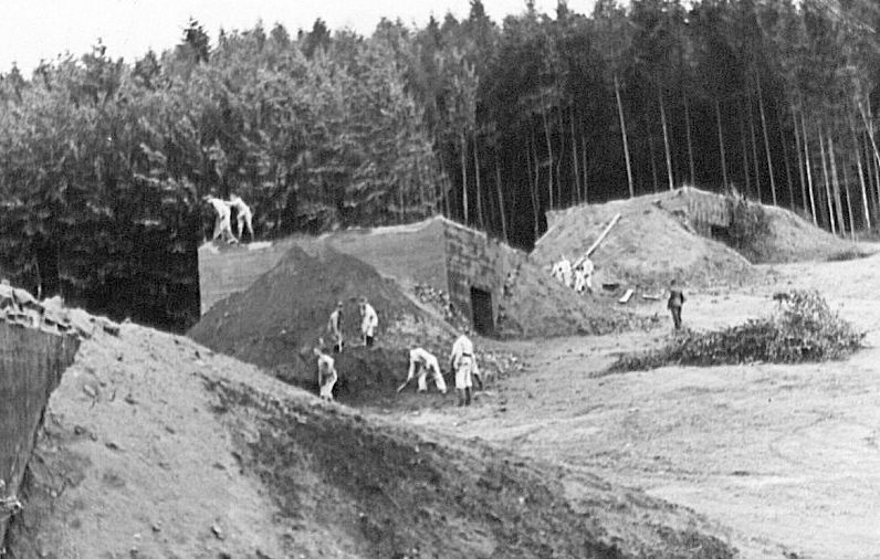 Маскировка бункеров землей. 1938 г.