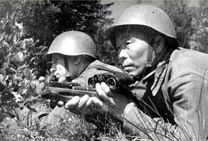 Снайперы С.Номоконов и П.Демешев на огневой позиции. Северо-Западный фронт. Август 1942 г.