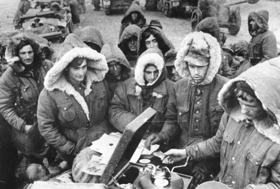 Солдаты дивизии СС «Лейбштандарт Адольф Гитлер» слушают музыку. Бердичев. Украина.