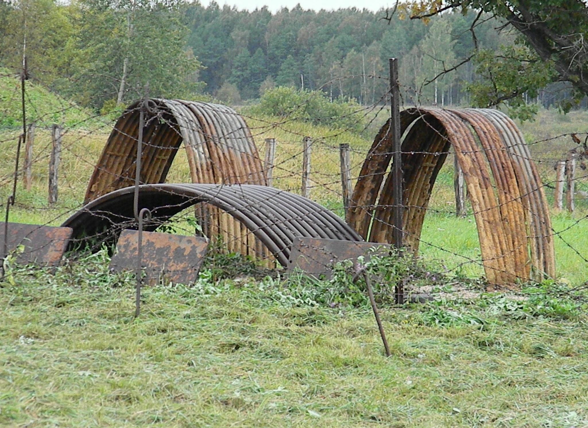 Металлические арки для создания траншейных убежищ.