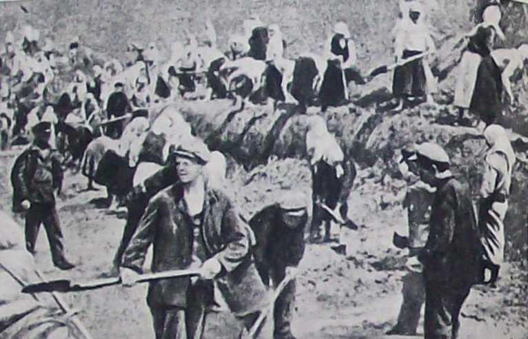 Киевляне на строительстве оборонных рубежей вокруг города. Август 1941 г.